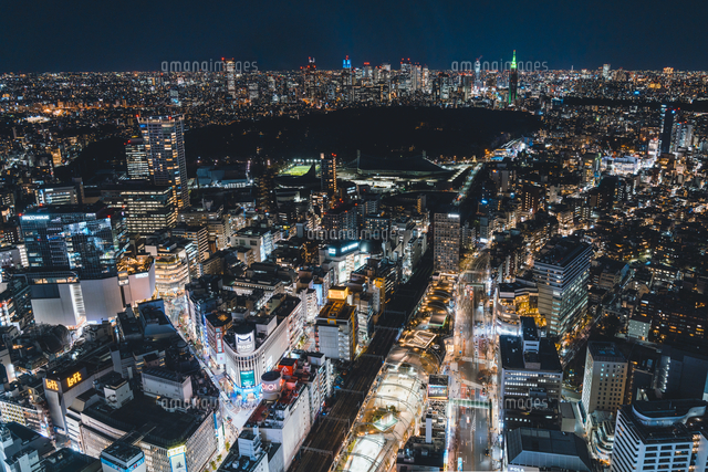 俯瞰で見る夜の渋谷の街並み[10889002138]の写真・イラスト素材
