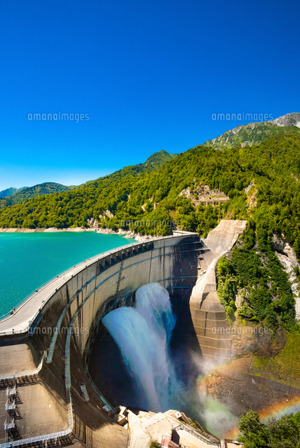 黒部ダムの放水にかかる2重の虹[10892000006]の写真・イラスト素材