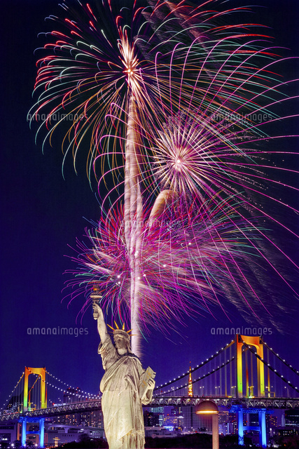 お台場レインボー花火と自由の女神像 の写真素材 イラスト素材 アマナイメージズ