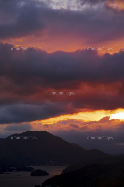 ドラマチックな夕空と河口湖 の写真素材 イラスト素材 アマナイメージズ