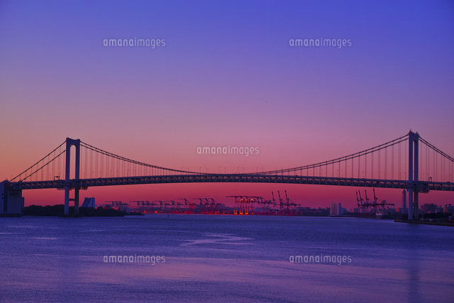 竹芝ふ頭より望む夜明け前のレインボーブリッジ の写真素材 イラスト素材 アマナイメージズ