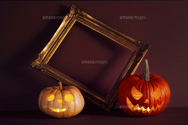 額縁をはさむ2種類のハロウィンカボチャ の写真素材 イラスト素材 アマナイメージズ 額縁をはさむ2種類のハロウィンカボチャ の写真素材 イラスト素材 アマナイメージズ
