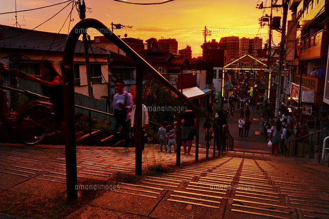 夕焼けに照らされ茜色に染まる夕焼けだんだん の写真素材 イラスト素材 アマナイメージズ