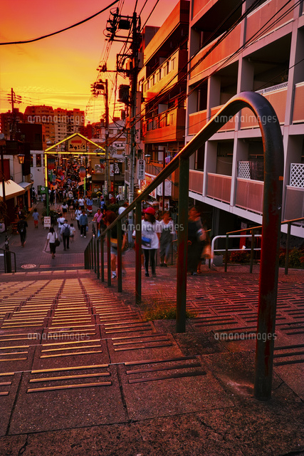 夕焼けに照らされ茜色に染まる夕焼けだんだん の写真素材 イラスト素材 アマナイメージズ