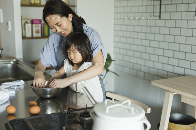 キッチンで料理をする女性と女の子 の写真素材 イラスト素材 アマナイメージズ