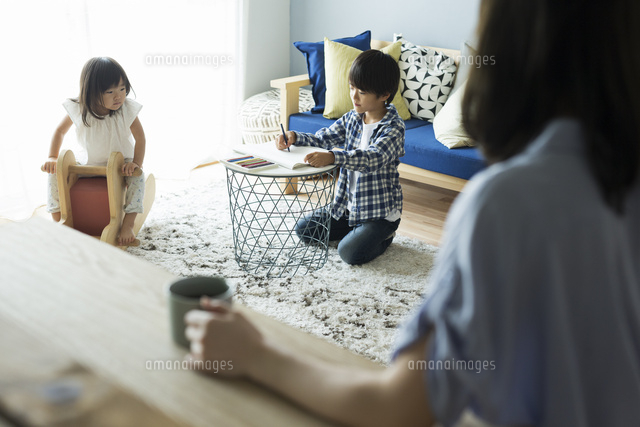 遊ぶ子供たちを見守る女性[10904000656]の写真・イラスト素材｜アマナ 