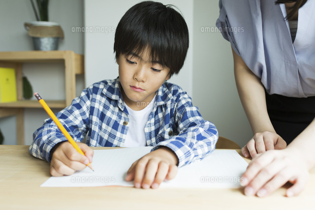 男の子に勉強を教える女性 の写真素材 イラスト素材 アマナイメージズ