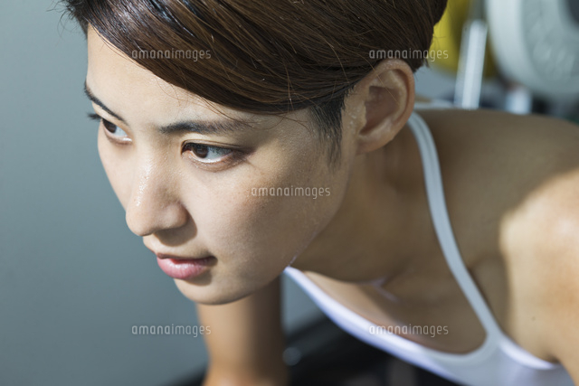 ジムで汗をかく若い女性の表情 の写真素材 イラスト素材 アマナイメージズ