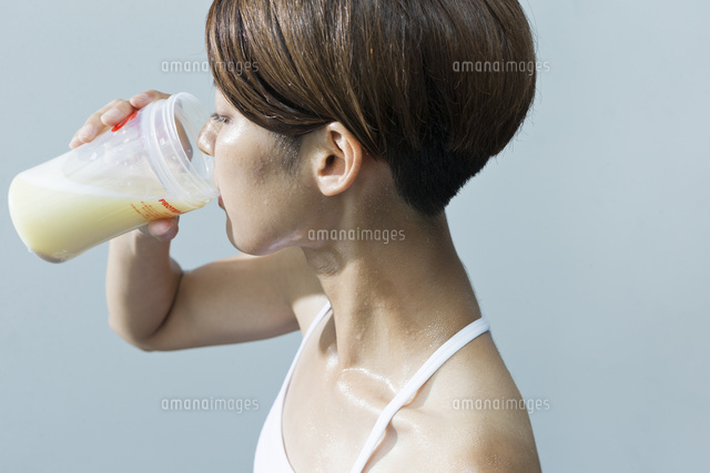 ジムでプロテインを飲む若い女性 の写真素材 イラスト素材 アマナイメージズ