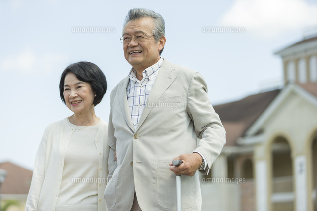 旅行中のシニア夫婦 の写真素材 イラスト素材 アマナイメージズ