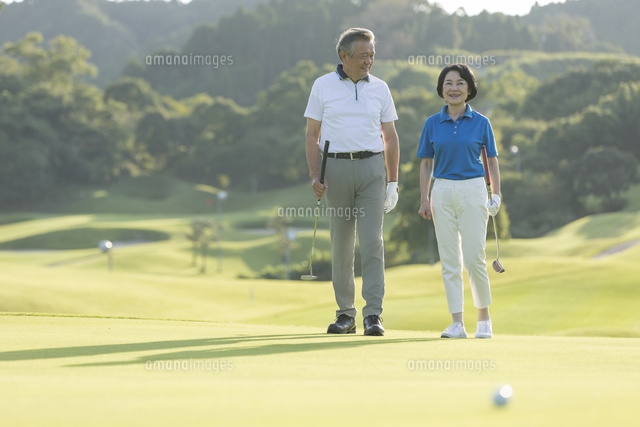 ゴルフコースを歩くシニア夫婦 の写真素材 イラスト素材 アマナイメージズ
