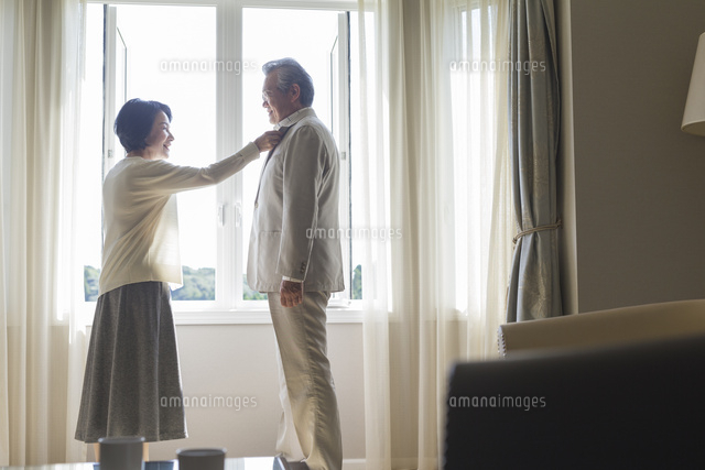 襟を直すシニア夫婦 の写真素材 イラスト素材 アマナイメージズ