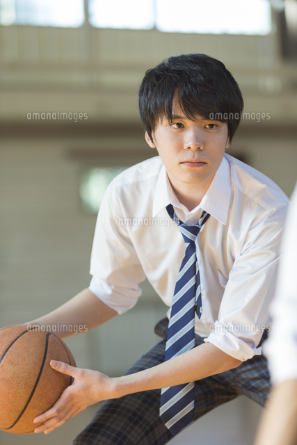 バスケットボールをする男子高校生 の写真素材 イラスト素材 アマナイメージズ