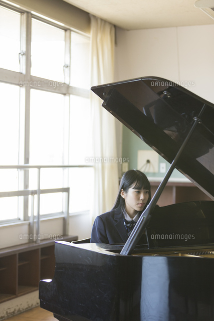 ピアノを弾く女子高校生 の写真素材 イラスト素材 アマナイメージズ