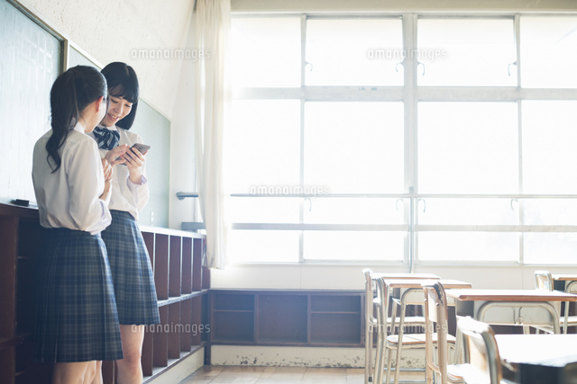 スマホを操作する女子高校生 の写真素材 イラスト素材 アマナイメージズ