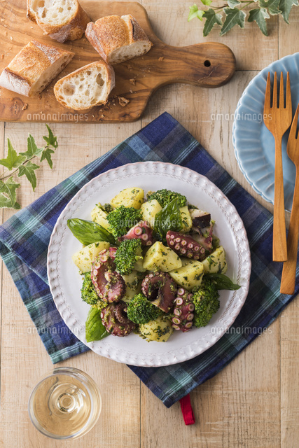 蛸とブロッコリーポテトジェノベーゼ の写真素材 イラスト素材 アマナイメージズ