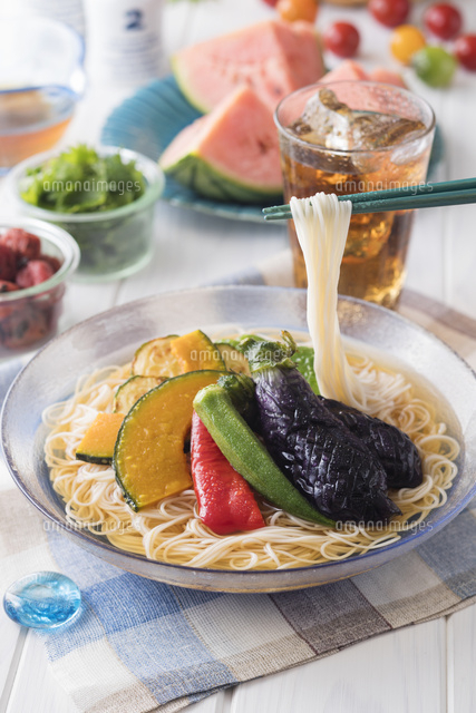 大ぶり夏野菜そうめん の写真素材 イラスト素材 アマナイメージズ