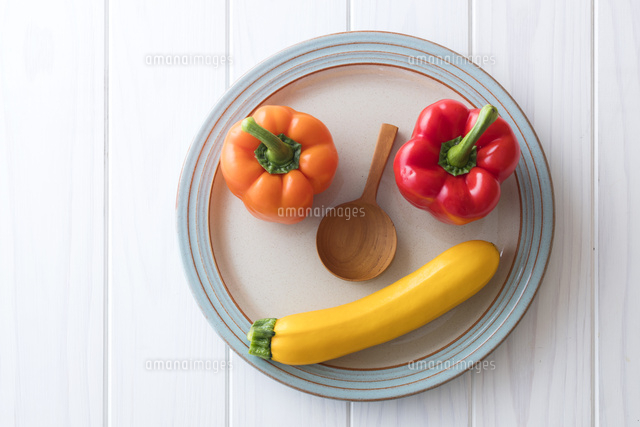 夏野菜の顔 パプリカ ズッキーニ の写真素材 イラスト素材 アマナイメージズ