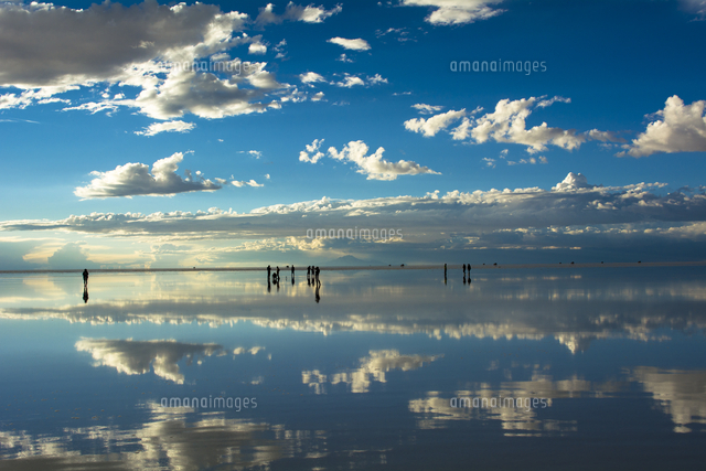 鏡張りのウユニ塩湖 の写真素材 イラスト素材 アマナイメージズ 鏡張りのウユニ塩湖 の写真素材 イラスト素材 アマナイメージズ
