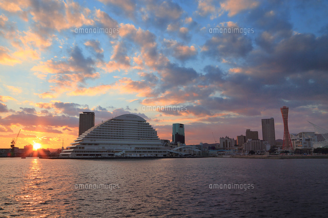 神戸風景 神戸メリケンパークと神戸市街夕景[10922000100]の写真・イラスト素材