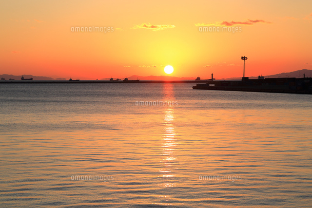 大阪湾と夕日[10922000395]の写真・イラスト素材｜アマナイメージズ