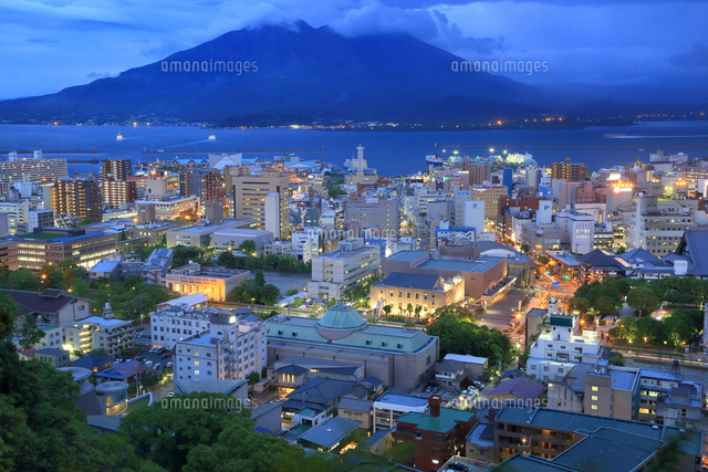 桜島と鹿児島市街夜景 の写真素材 イラスト素材 アマナイメージズ