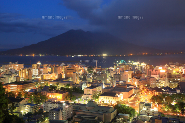 桜島と鹿児島市街夜景 の写真素材 イラスト素材 アマナイメージズ