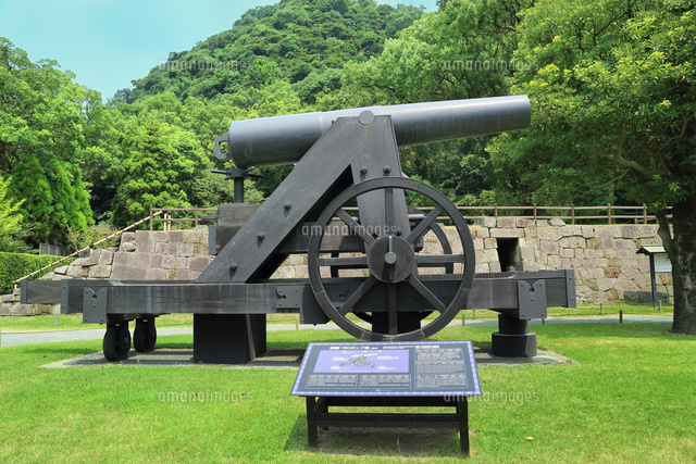 反射炉跡と大砲 の写真素材 イラスト素材 アマナイメージズ