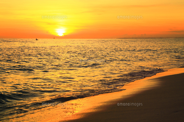 与那覇前浜ビーチより望む夕日 の写真素材 イラスト素材 アマナイメージズ 与那覇前浜ビーチより望む夕日 の写真素材 イラスト素材 アマナイメージズ
