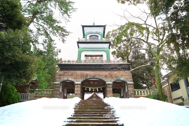 雪の尾山神社 前田利家公像[10922002246]の写真・イラスト素材