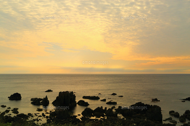 男鹿半島 入道崎の北緯40度モニュメントと夕景[10922002757]の写真