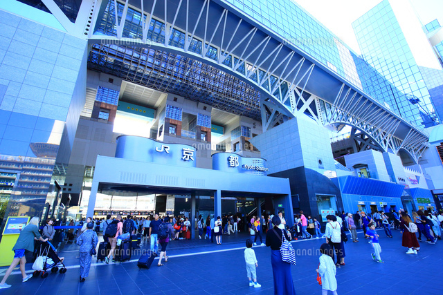 Jr京都駅と京都駅前の観光客 の写真素材 イラスト素材 アマナイメージズ