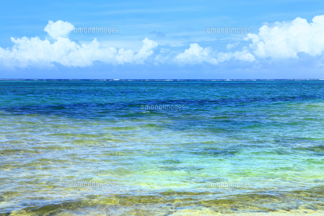 海と夏空に雲 の写真素材 イラスト素材 アマナイメージズ