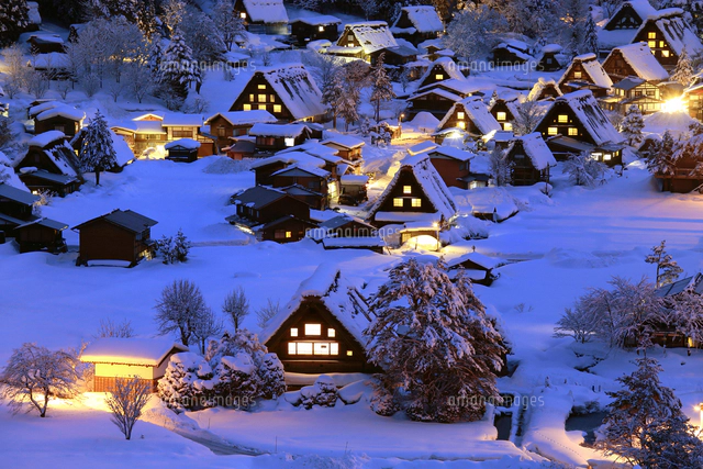 雪の白川郷合掌造り集落ライトアップ[10922006717]の写真・イラスト