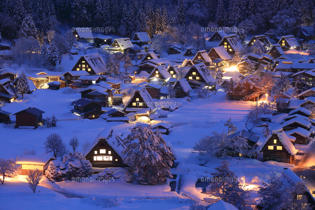 雪の白川郷合掌造り集落ライトアップ[10922006717]の写真・イラスト