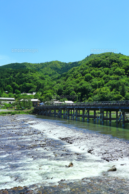 新緑の嵐山 渡月橋と桂川 の写真素材 イラスト素材 アマナイメージズ