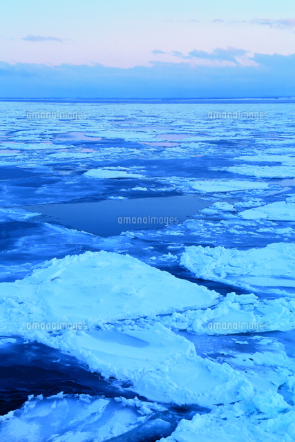オホーツク海の流氷 の写真素材 イラスト素材 アマナイメージズ