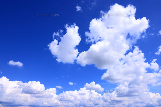 青空に浮かぶ白い雲[10922009881]の写真・イラスト素材｜アマナイメージズ