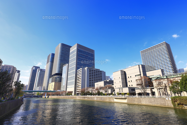中之島オフィス街の高層ビル群と土佐堀川 大阪府 の写真素材 イラスト素材 アマナイメージズ