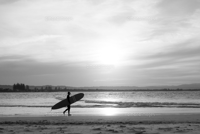 海へ向かうサーファー[10929000211]の写真・イラスト素材
