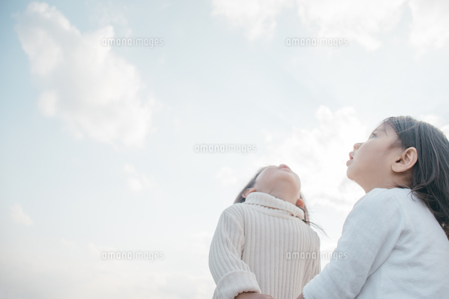 空を見上げる子供 の写真素材 イラスト素材 アマナイメージズ 空を見上げる子供 の写真素材 イラスト素材 アマナイメージズ