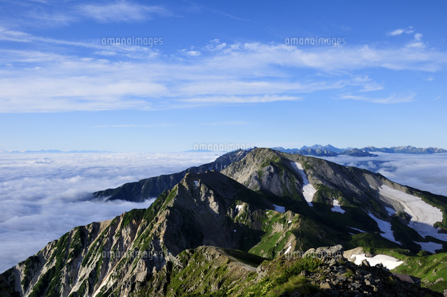 白馬岳山頂から望む杓子岳と北アルプスの峰々 の写真素材 イラスト素材 アマナイメージズ