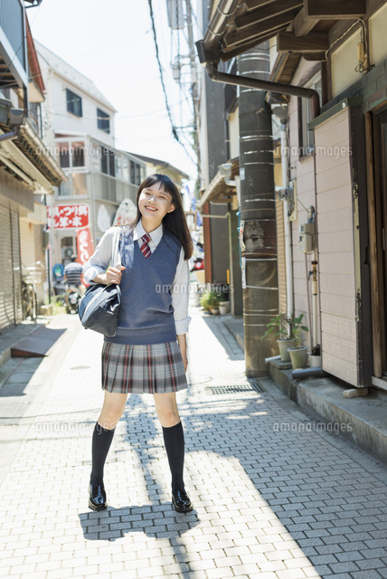 女子高生 田舎 ポートレート の写真素材 イラスト素材 アマナイメージズ