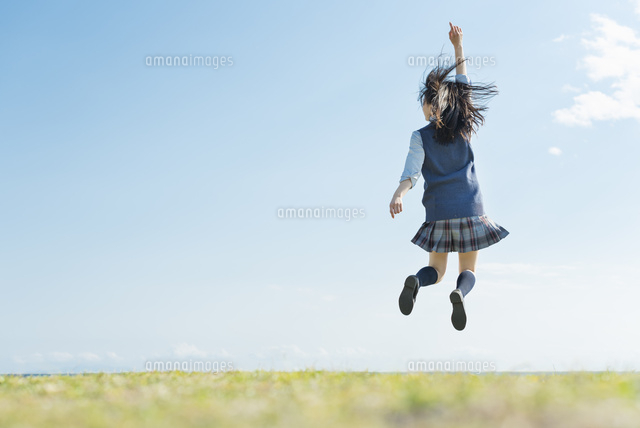 女子高生 海 草原 ジャンプ の写真素材 イラスト素材 アマナイメージズ
