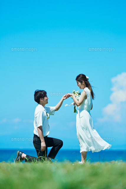 ウェディング カップル プロポーズ の写真素材 イラスト素材 アマナイメージズ