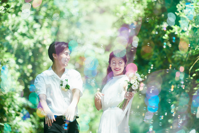 ウェディング カップル シャボン玉 の写真素材 イラスト素材 アマナイメージズ