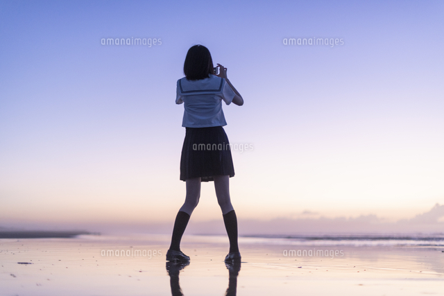 女子高生 海 後ろ姿 輝き の写真素材 イラスト素材 アマナイメージズ