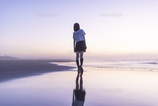 女子高生 海 後ろ姿 輝き の写真素材 イラスト素材 アマナイメージズ