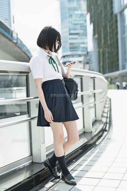 渋谷を歩く女子高生 の写真素材 イラスト素材 アマナイメージズ 渋谷を歩く女子高生 の写真素材 イラスト素材 アマナイメージズ