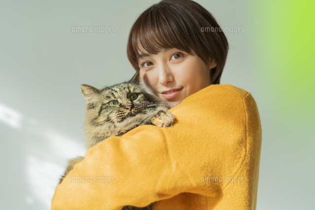 猫を抱く女性 の写真素材 イラスト素材 アマナイメージズ